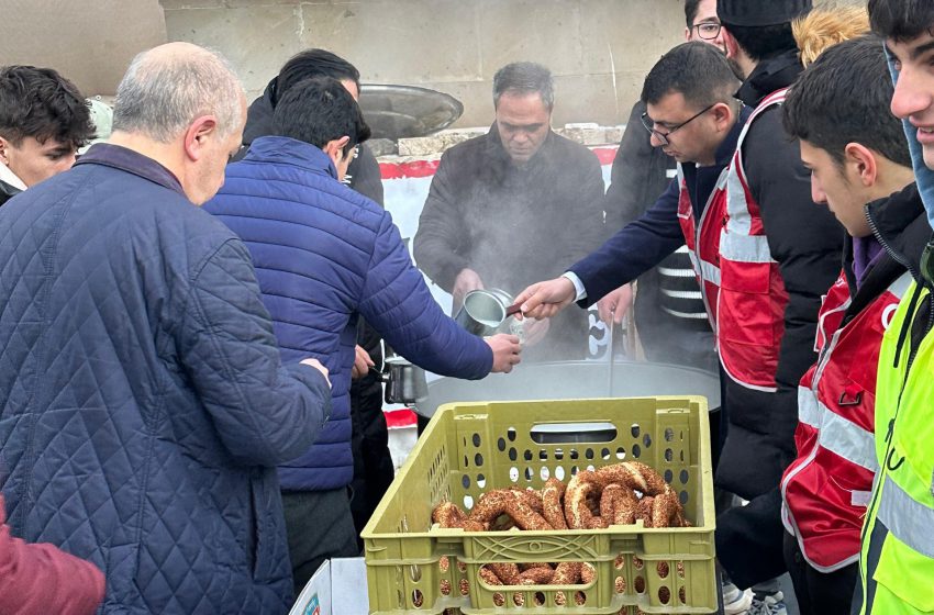  Önce Namaz kılındı sonra süt ve simit ikramı yapıldı