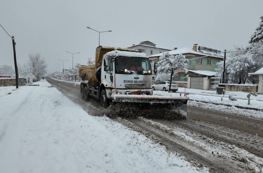  Başkan AKBAŞ, Belediyemiz yoğun kar yağışına anında müdahale etti