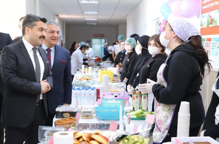  Lise öğrencileri hayır panayırı açtı
