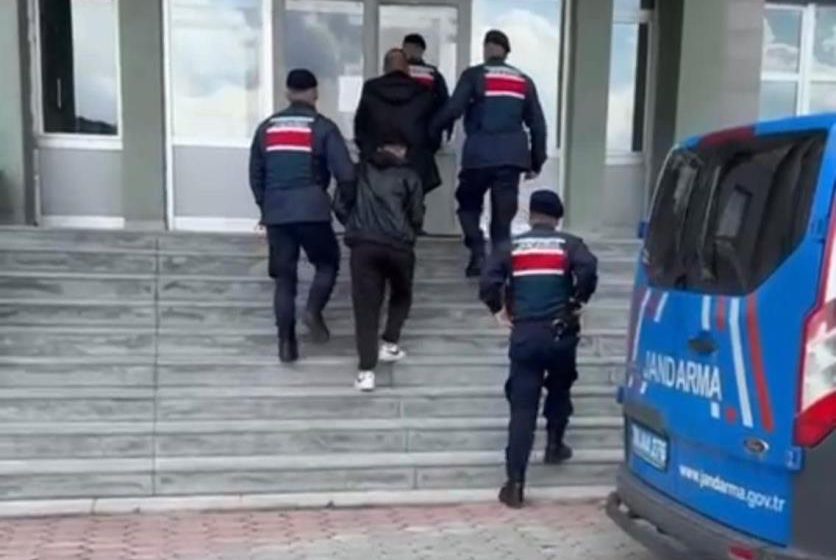  Göçmen kaçakçıları yakayı ele verdi