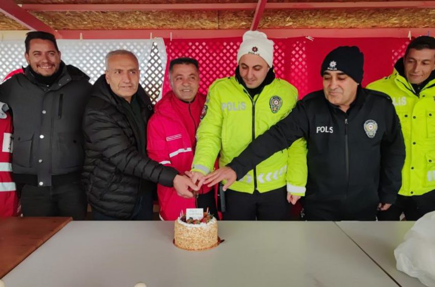  Kaza ihbarına giden polislere pasta sürprizi