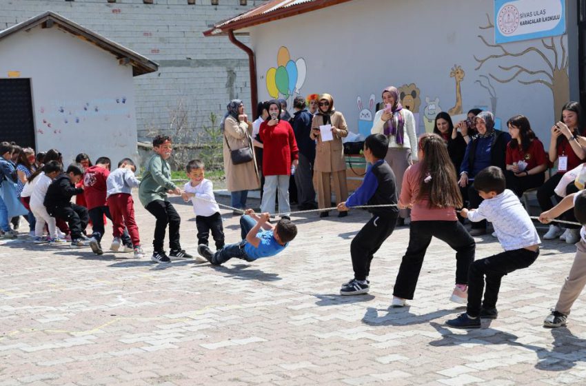  Köy okulunda öğrenciler unutulmaya yüz tutan 23 Nisan oyunlarıyla eğlendi