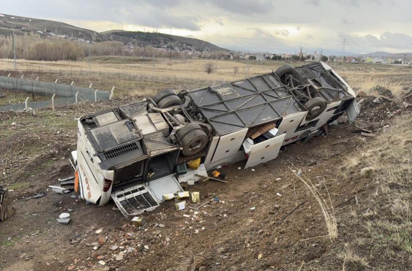  Yoldan çıkan otobüs tarlaya uçtu: 2 ölü, 25 yaralı