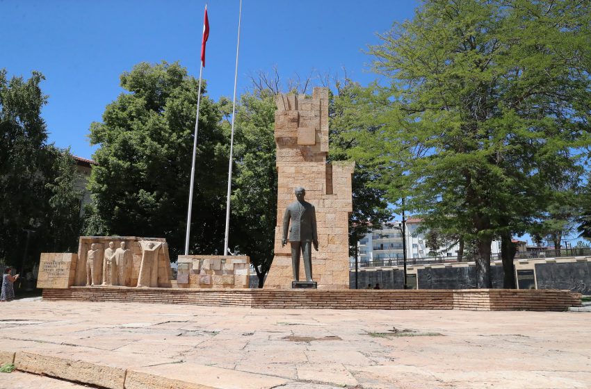  Sivas’ın Simgesi Atatürk Anıtı Aslına Uygun Şekilde Yenileniyor