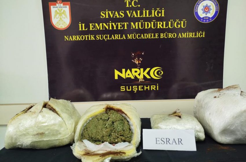  Sivas’ta 5 kilo 100 gram esrar ele geçirildi