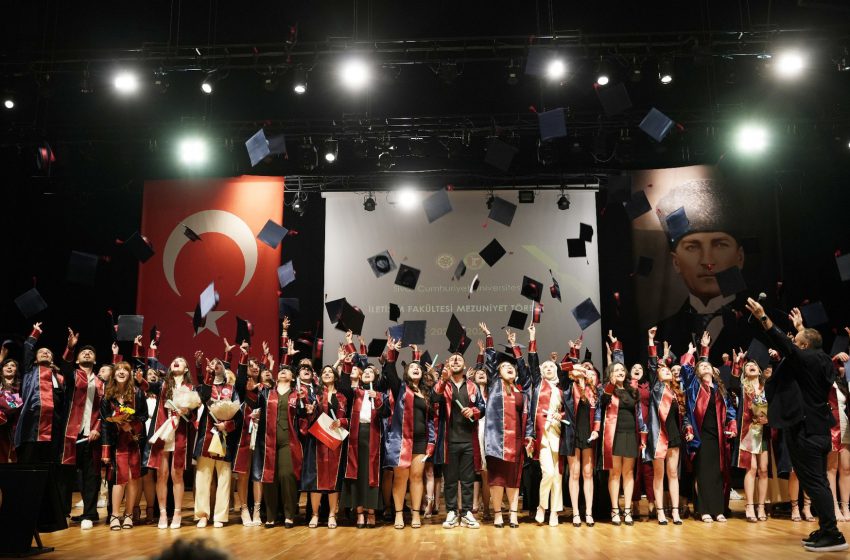  Cumhuriyet Üniversitesi İletişim Fakültesinde Mezuniyet Coşkusu Yaşandı
