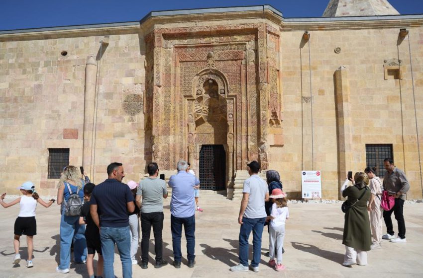 Divriği Ulucami’nin Gizemli insan Silüeti Ziyaretçileri Etkiledi