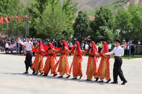 Divriği’de 19 Mayıs Coşkusu: Gençlik Yürüyüşü ve Törenlerle Kutlandı