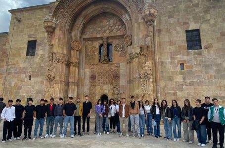Erzincanlı Öğrencilerden Divriği Ulu Cami ve Şifahanesine Tarihi Ziyaret