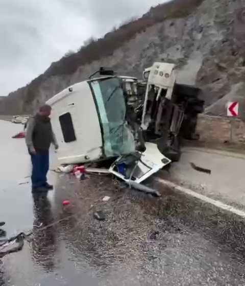  Kontrolden çıkan kamyon devrildi, sürücü yaralandı
