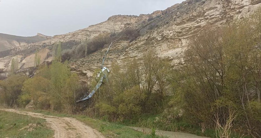 Metrelerce yükseklikten uçuruma düşen tırın sürücüsü kazayı hafif sıyrıklarla atlattı