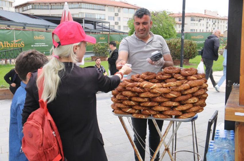  Seyyar simit tezgahına POS cihazı koydu