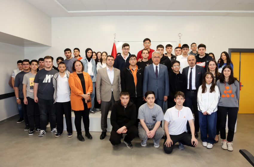  Zeki Özdemir’den Gençlere: “Eğitim, Hayallerin Anahtarıdır”