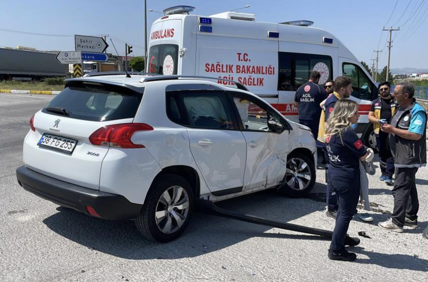 Ambulans ile otomobil kavşakta çarpıştı, 5 yaralı