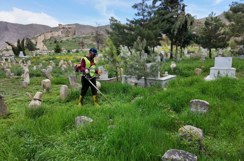 Bayramda Mezarlıklar Ziyarete Hazır Hale Getirildi