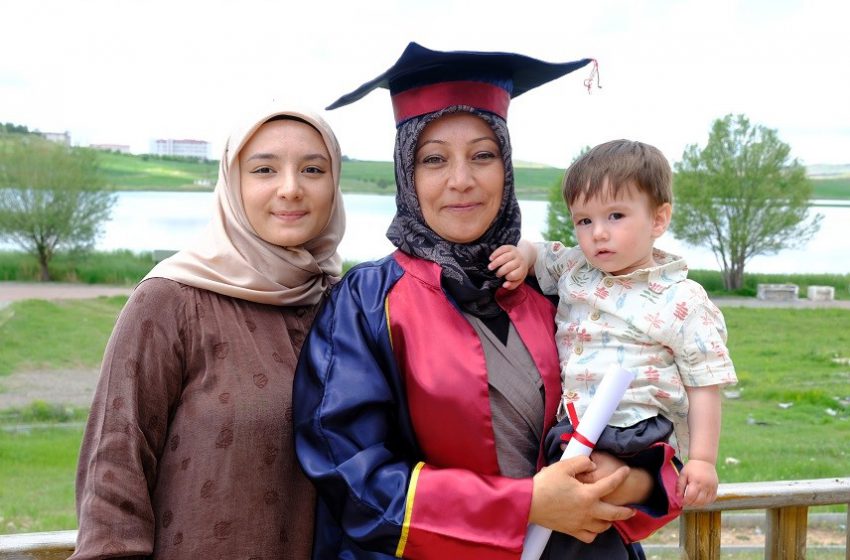  Diplomasını kucağında ki torunuyla birlikte aldı