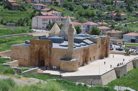 Divriği Ulu Camii Dilleri Kısır, Kalemleri Kırık Bırakıyor