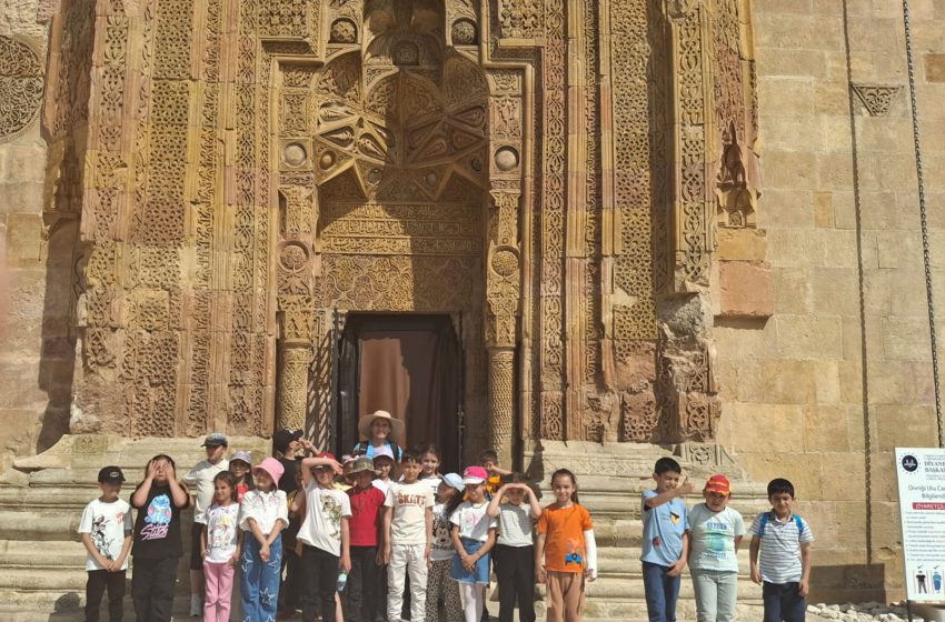 “Görmeden Ölmeyin” Sloganıyla Öğrenciler Divriği’yi Keşfetti