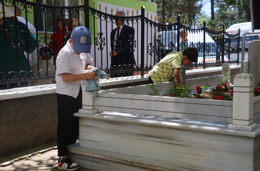 Okulun yanındaki asırlık mezara öğrencilerden vefalı dokunuş