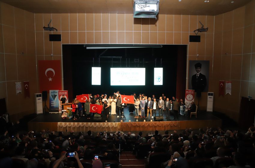 Sivas’ta “Burası Düşler Diyarı” Şiir Dinletisiyle Sevgi ve Umut Sahnedeydi