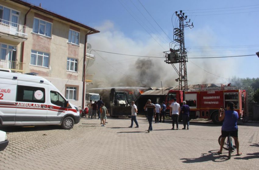  5 odunluk ve 1 samanlık küle döndü