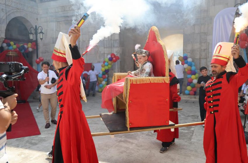  529 yıllık sünnet geleneği Sivas’ta yaşatıldı, 34 çocuk doyasıya eğlendi