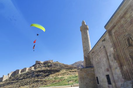 Başkan Akbaş, Divriği Semalarında Atatürk Posteri ve Türk Bayrağı Gururla Dalgalandı