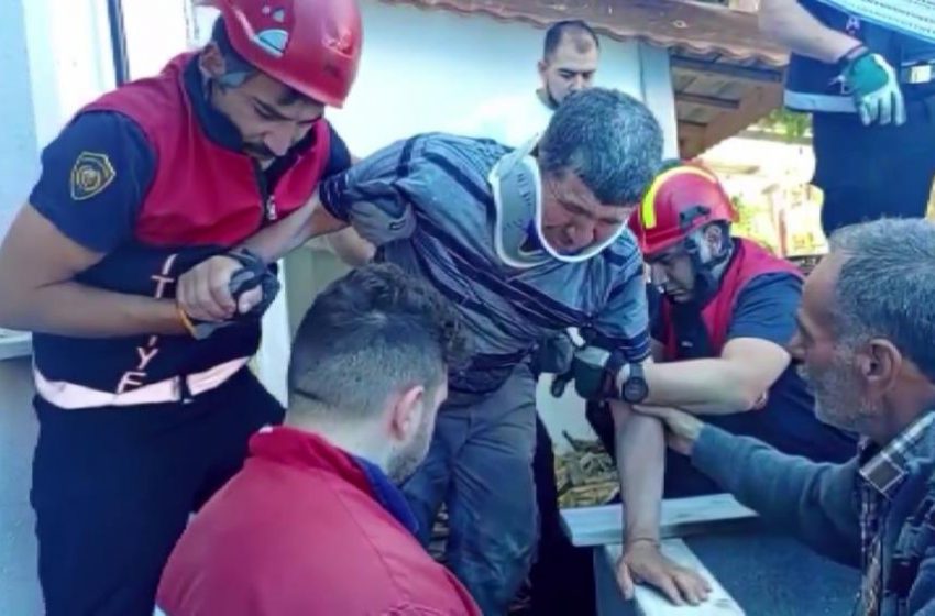  Kuyuya düşen sağır ve dilsiz adam, kendisini kurtaran itfaiyeciye sarılarak teşekkür etti