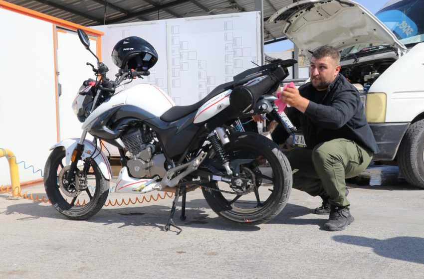 Otobüs fiyatları fazla geldi, motoruyla günlük 270 kilometre yol yapıyor