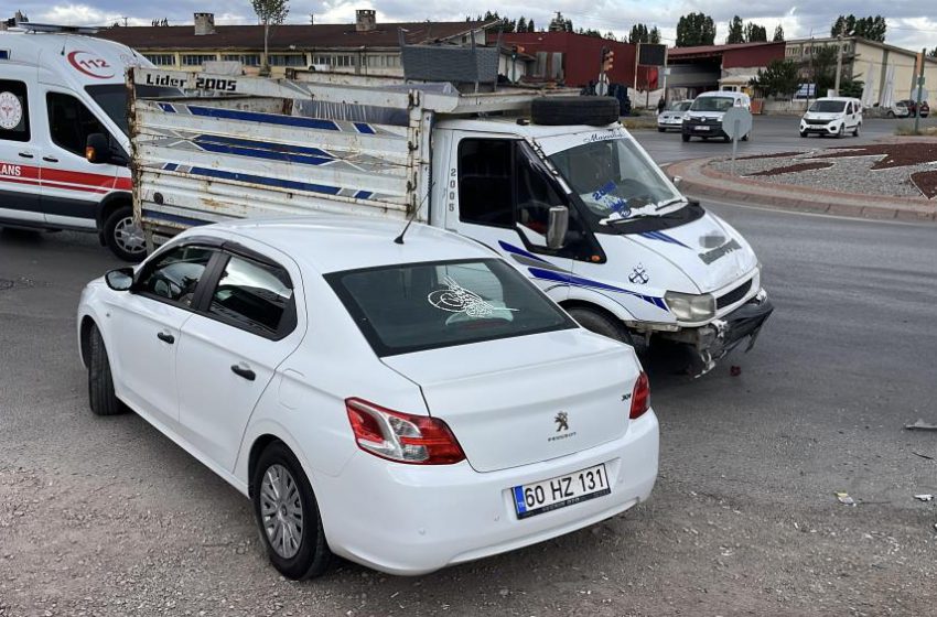  Otomobil ve kamyonet çarpıştı, 3 yaralı
