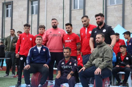 SİVAS’IN ŞAMPİYON HALTERCİLERİ GSB YAZ SPOR OKULLARI AÇILIŞ PROGRAMINDA BİR ARAYA GELDİ. ŞAMPİYON HALTERCİLERE KÜÇÜK SPORCULAR YOĞUN İLGİ GÖSTERDİ. (OĞUZHAN SARZEP/SİVAS-İHA)
Sivas’ın şampiyon haltercileri GSB Yaz Spor Okulları açılış programında bir araya geldi. Şampiyon haltercilere küçük sporcular yoğun ilgi gösterdi.