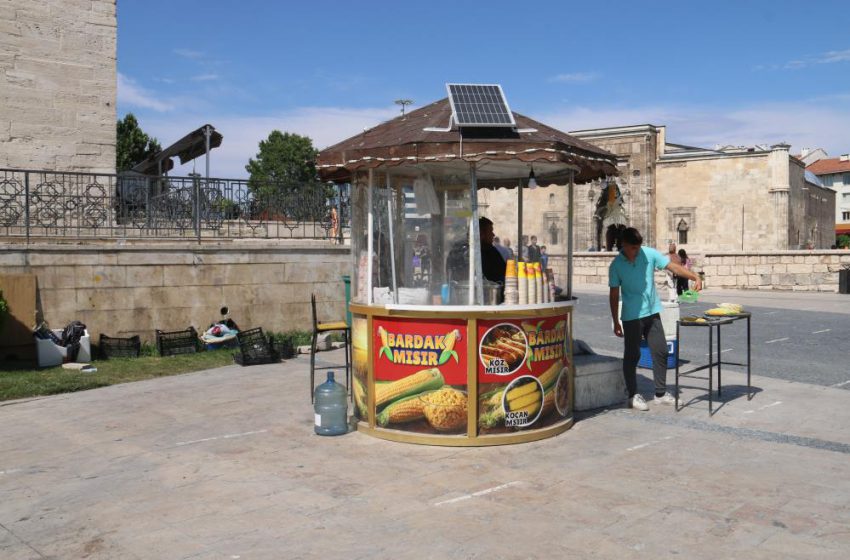  Seyyar tezgahlarını güneş enerji sistemiyle aydınlatıyorlar