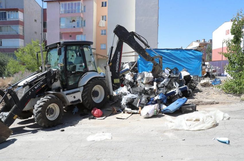  Sivas Belediyesi’nden mahalle aralarındaki atık yığınlarına müdahale