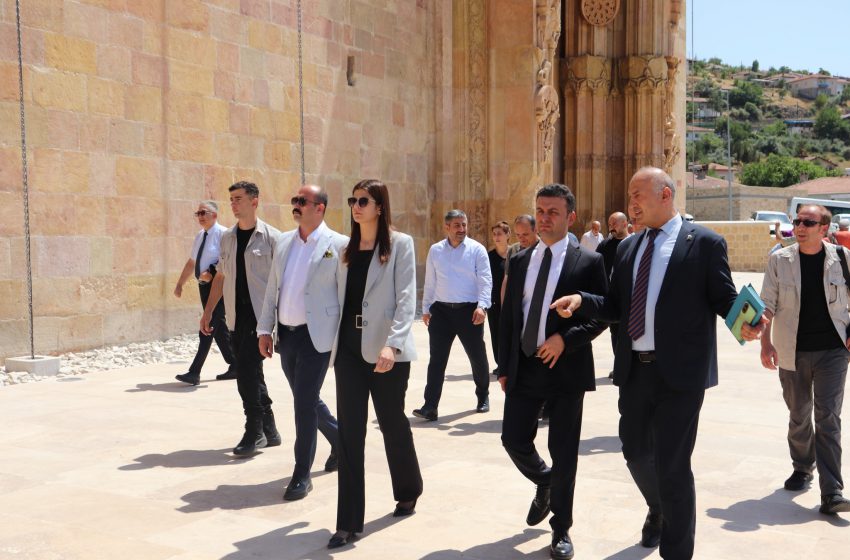  Vali Yardımcısı Maskar ve Heyetten Divriği Ulu Camii’ne Anlamlı Ziyaret