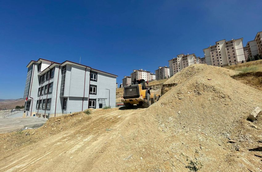 Divriği’de Mustafa Necati İlk ve Ortaokulu’nun Yol Çalışmaları Başladı