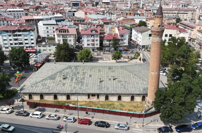  Eğri minaresiyle dikkat çeken 832 yıllık tarihi Sivas Ulu Camii’nin restorasyon çalışmalarına başlandı