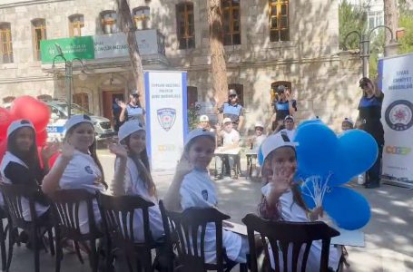 SİVAS İL EMNİYET MÜDÜRLÜĞÜ, ÇOCUKLARIN VE GENÇLERİN GELİŞİMİNİ DESTEKLEMEK AMACIYLA “ÇOCUK VE GENÇLER SOSYAL KORUMA VE DESTEK PROGRAMI’NI (ÇOGEP) HAYATA GEÇİRDİ. (ENNUR ŞAHİN/SİVAS-İHA)
Sivas İl Emniyet Müdürlüğü, çocukların ve gençlerin gelişimini desteklemek amacıyla “Çocuk ve Gençler Sosyal Koruma ve Destek Programı’nı (ÇOGEP) hayata geçirdi.