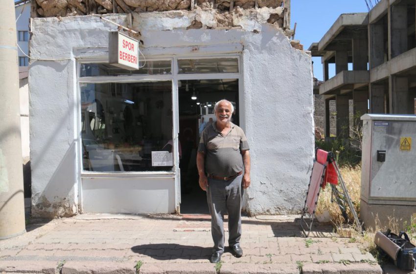  Sivas’ın en yaşlı berberi, 35 yıldır kerpiç dükkanda berberlik yapıyor