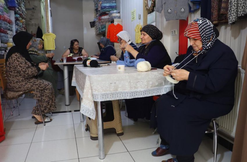  Tuhafiyeci el işi atölyesine dönüştü, kadınlar ev ekonomisine destek olmaya başladı