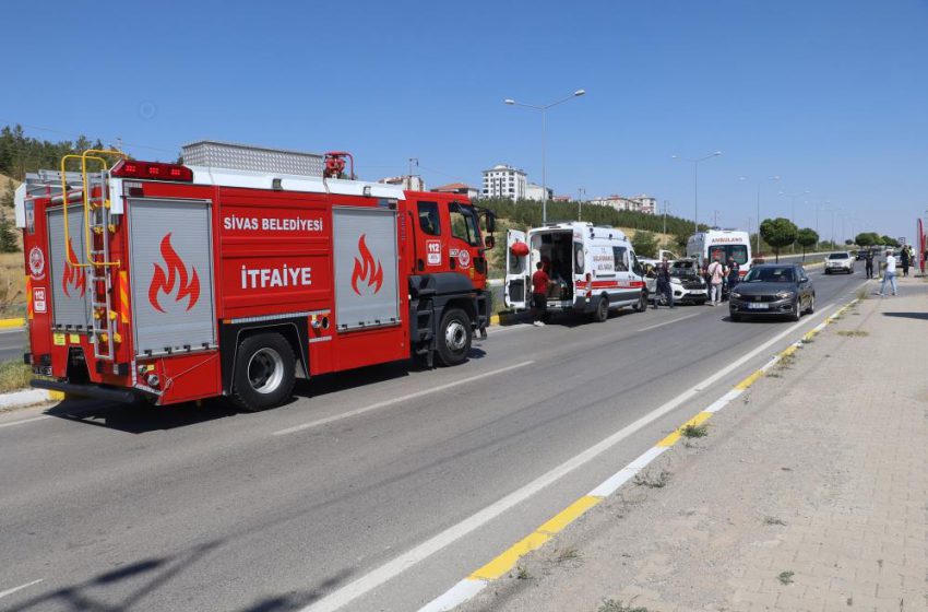  Hafif ticari araç ile otomobil çarpıştı, 6 kişi yaralandı