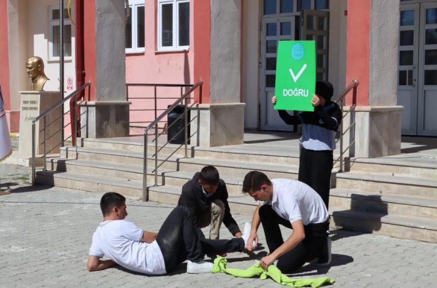  Öğrencilere uygulamalı ilk yardım eğitimi verildi