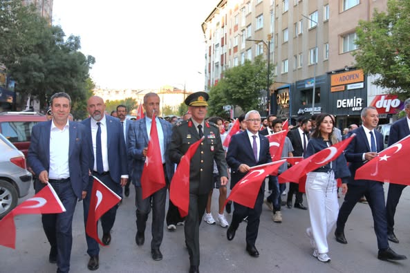  Sivas’ta Atatürk’ün Şehre Gelişi Temsili Kortejle Canlandırıldı