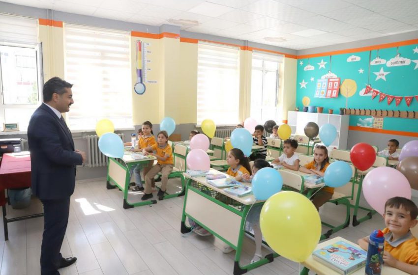  Uyum haftasında öğrencilerin heyecanına ortak oldu