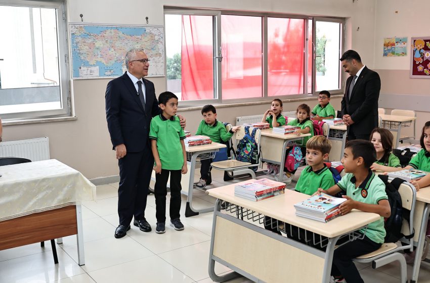  Vali Şimşek, İlk Ders Zilinde Öğrencilerle Bir Araya Geldi