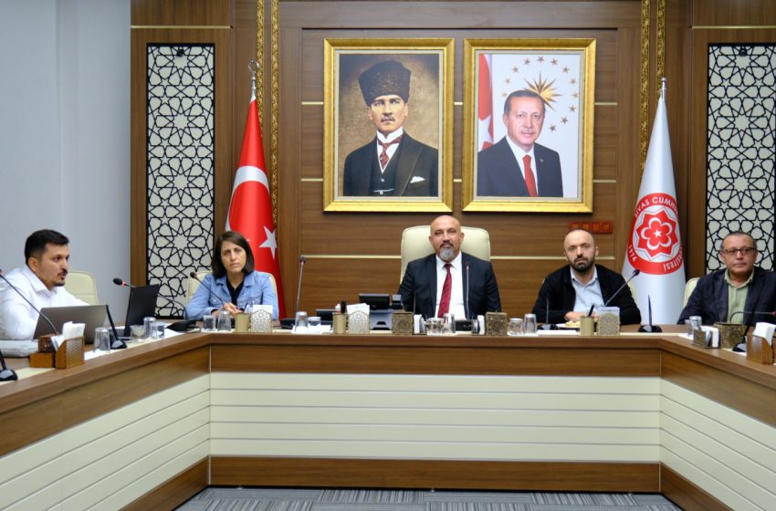  Başarı Töreninde Öğrenciler ve Danışmanları Ödüllerini Aldı