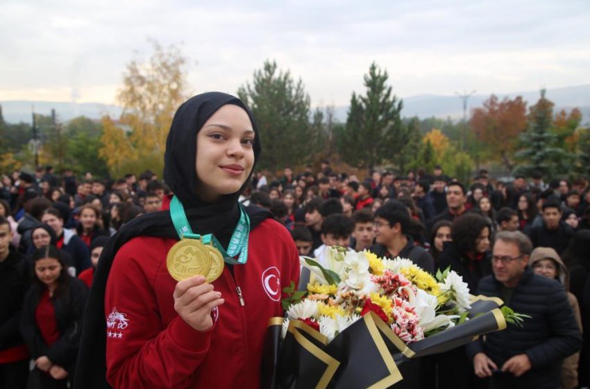  Çin’den altın madalyayla dönen Afra Kılınç’a meşaleli karşılama