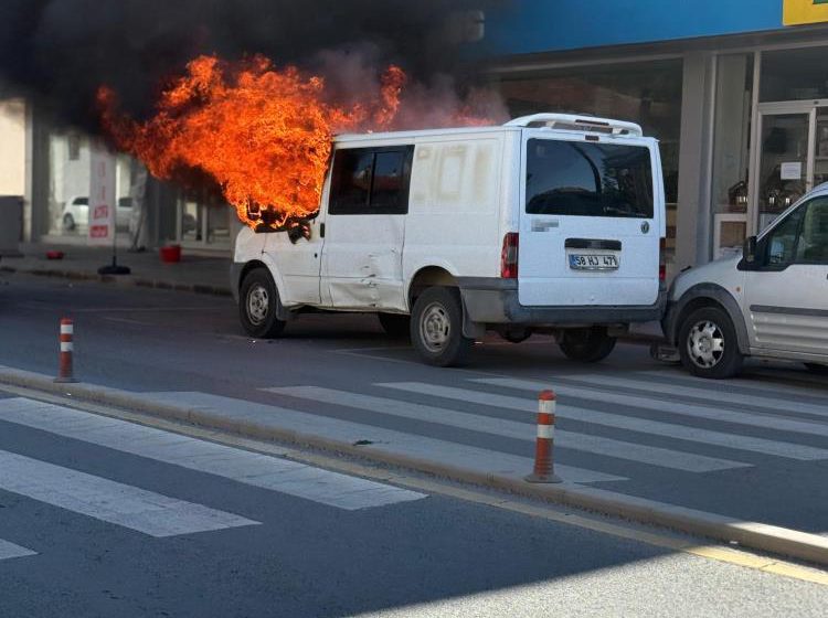  Park halindeki minibüs alev alev yandı