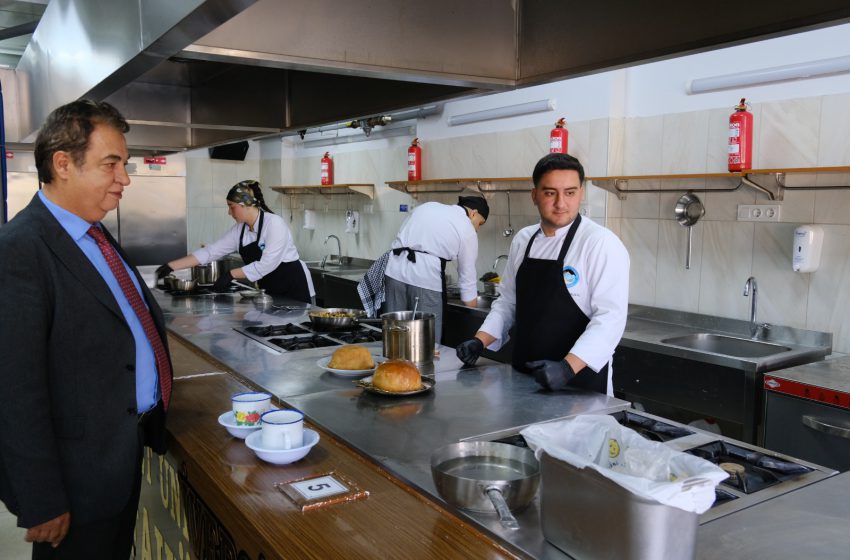  Rektör Şengönül’den Genç Şefler Takımına Tebrik Ziyareti