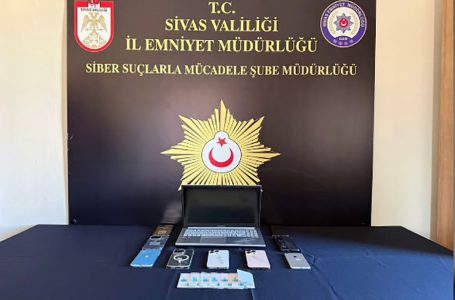 SİVAS MERKEZLİ 3 İLDE YAPILAN SANAL BAHİS OPERASYONUNDA 1 MİLYON 30 BİN LİRALIK VURGUN YAPAN 6 KİŞİDEN 3’Ü ÇIKARTILDIKLARI MAHKEMECE TUTUKLAND (SANCAR ALP FIRAT/SİVAS-İHA)
Sivas merkezli 3 ilde yapılan sanal bahis operasyonunda yüksek gelir aldatmacasıyla 1 milyon 30 bin liralık vurgun yapan 6 kişiden 3’ü, çıkartıldıkları mahkemece tutuklandı.