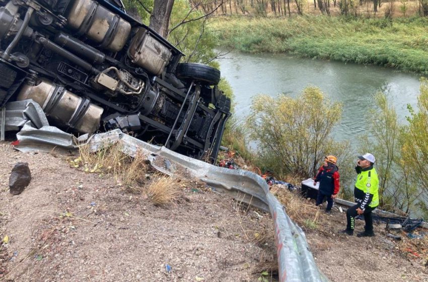  Sebze yüklü tır devrildi: Sürücü 2 saatlik çalışmayla kurtarıldı
